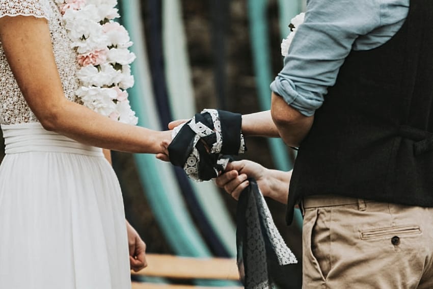Ritual de los lazos, handsfasting o de la unión de las manos para bodas civiles simbólicas